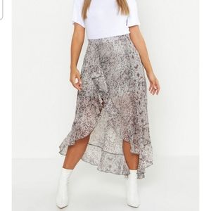 🆕️ NWT BooHoo Snake Print Ruffle Skirt